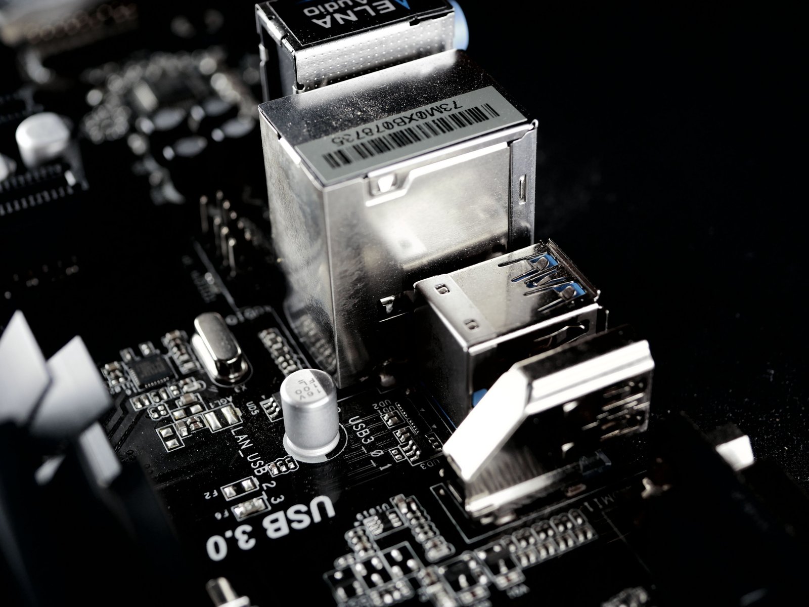 Microscopio enfocando soldadura de un puerto HDMI de consola